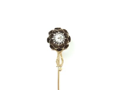 null Pin brooch in 750 thousandths gold, stylizing a flower, set with a white stone...