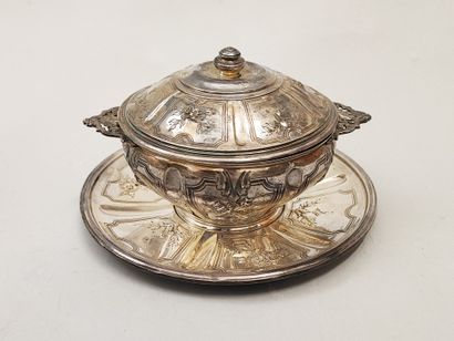 null CANDLE AND PLATE in silver (950). Paris, ap. 1838 (Minerve). Small bouillon...