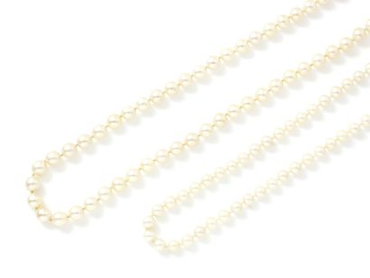 null Lot composé de 2 colliers de perles de culture d'environ 6.3 à 7.8 mm. Ils sont...
