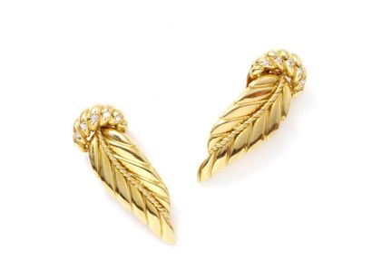 null Pair of 750 thousandths gold ear clips, stylized leaf design, twisted rib, punctuated...