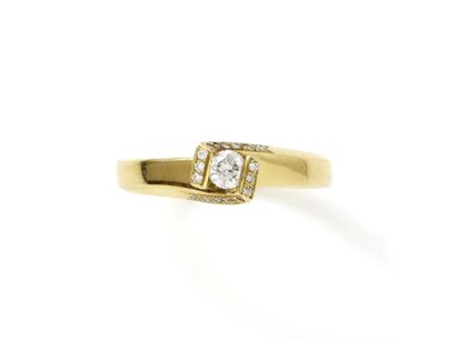null Ring in 750 thousandths gold, set with a round brilliant-cut diamond in half...