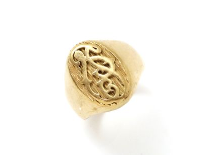 null Signet ring in 750-millimeter gold, monogrammed in a foliate scroll design on...