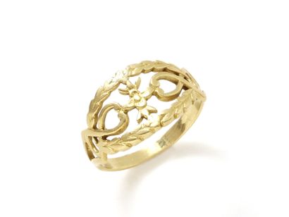 null Ring in 750 thousandths gold, with a finely chased openwork design of a florette...