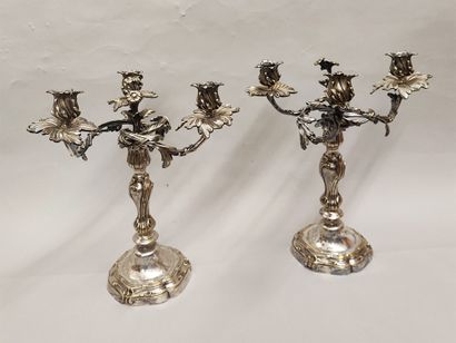 null PAIR OF CANDELABRES in silver-plated bronze. 18th-19th centuries. The torches...