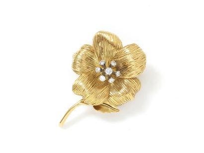 Flower brooch in 750 thousandths gold, the...
