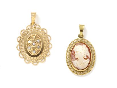 null Lot in 750 thousandths gold, composed of 2 pendants, one enhanced with demi-pearls...