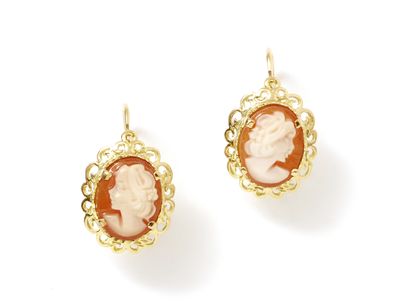 null Pair of earrings in 750 thousandths gold, adorned with shell cameos representing...