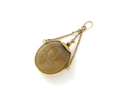 null 750 thousandths gold pendant stylizing a hardstone gourd engraved with an intaglio...
