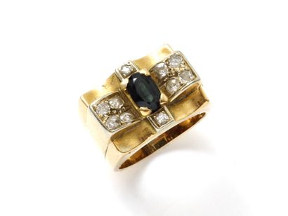 null Wave-shaped signet ring in 750 thousandths gold, set with an oval faceted sapphire...