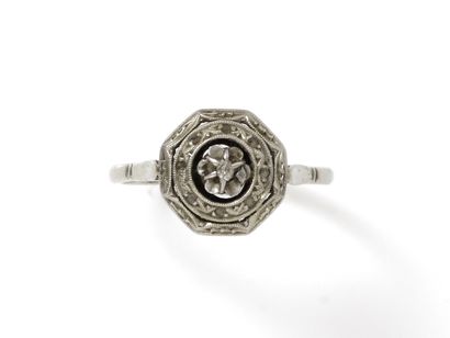null Octagonal ring in 750 thousandths white gold, centered with a claw-set old-cut...