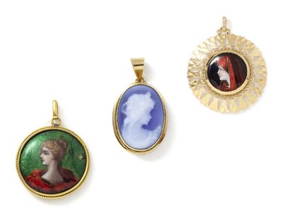 null Lot in 750 thousandths gold, comprising 3 pendants, 2 of which hold miniatures...
