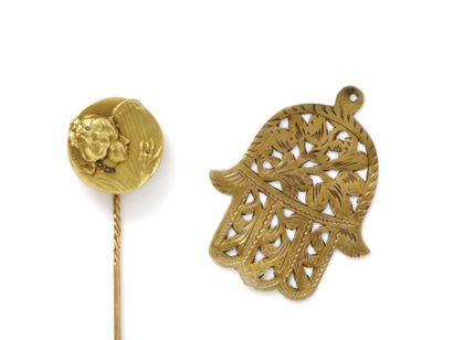 null Lot in 750 and 375 thousandths gold, comprising a tie pin featuring a young...