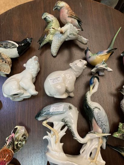 null Lot de petits animaux en porcelaine émaillée et faïence, comprenant oiseaux...