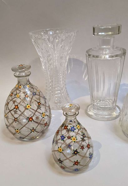 null Set of glassware including 2 pairs of decanters, 3 vases, 3 double salt shakers,...