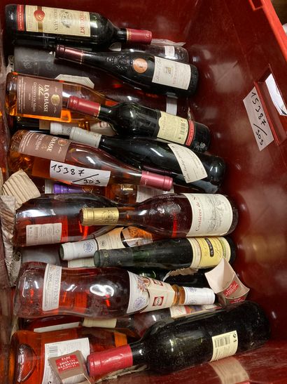 Une caisse. Lot de vins dont rosé Costière...