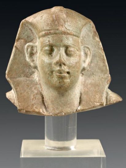 null Tête d'oushebti représentant un pharaon portant le némès et l'uraeus. Il s'agit...
