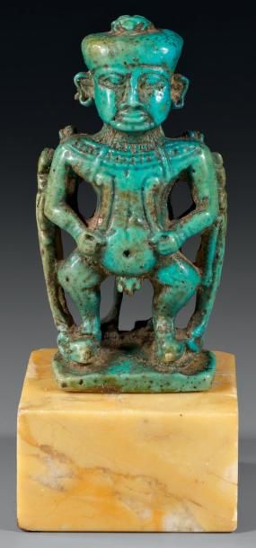 null Rare amulette ajourée représentant un Ptah Patèque portant un couteau dans chaque...