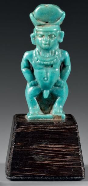 null Amulette représentant un Ptah Patèque nu debout portant sur sa tête un disque...