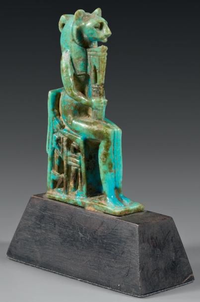null Statuette représentant Sekhmet assise sur un trône ajouré orné sur les côtés...