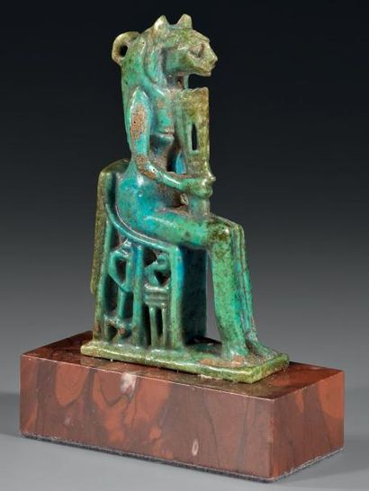 null Amulette représentant Sekhmet assise sur un trône ajouré de deux (Nehebkau)...