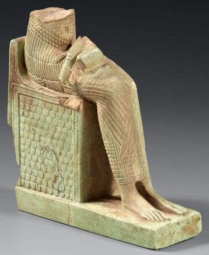 null Statuette fragmentaire représentant la base d'une Isis allaitant Horus. Elle...