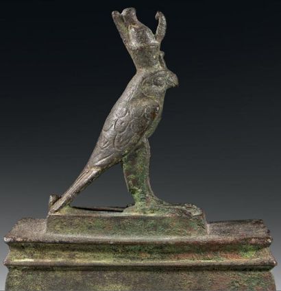 null Statuette reliquaire représentant Horus sous la forme d'un faucon, coiffé du...