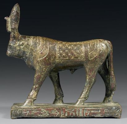 null Statuette de taureau Apis gravés sur le dos d'un collier, d'un scarabée ailé,...