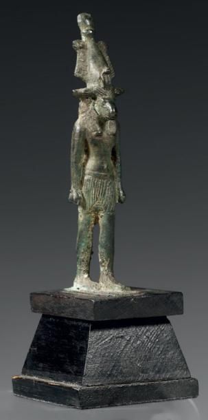 null Statuette du dieu Khnoum représenté dans l'attitude de la marche, les bras le...