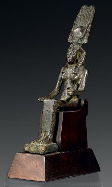 null Statuette représentant Isis Hathor la tête surmontée du disque solaire, des...