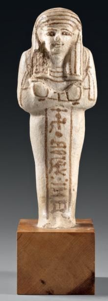 null Oushebti inscrit sur une colonne ventrale et dorsale au nom de Khasa, général...