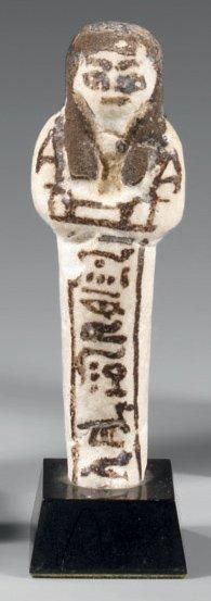 null Chaouabti inscrit sur une colonne ventrale au nom de Bak-En- ? Il porte les...