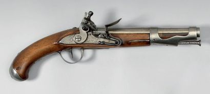 XVIIIe Pistolet de cavalerie à silex modèle 1763/66, canon poinçonné: "R N", queue...