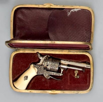 null Petit revolver à broche, double action, calibre 6 mm, carcasse en acier nickelé,...
