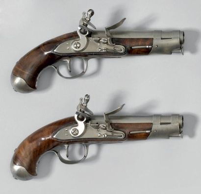 XVIIIe Paire de pistolets à silex de gendarmerie modèle 1770, canon rond sans marquage;...