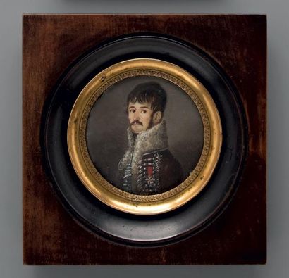 null Miniature ronde sur ivoire: Portrait d'un officier de hussards; il est représenté...