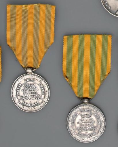 null Deux Médailles de la campagne du Tonkin, 1883/1885, en argent, l'une pour l'armée...