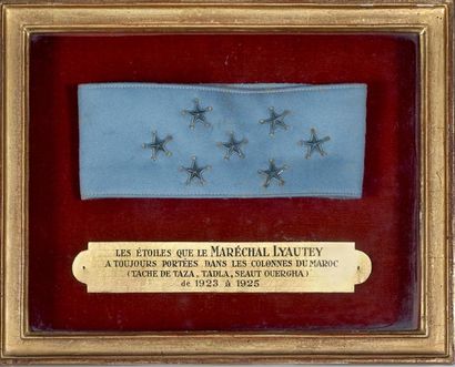 null Souvenir du maréchal Lyautey: Brassard en drap bleu horizon, orné de sept étoiles...