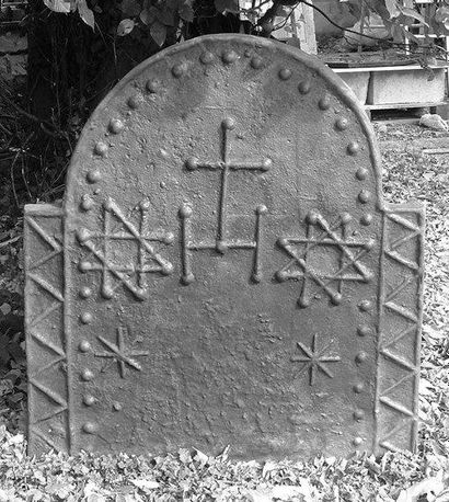 null Très importante plaque de cheminée à décor d'une croix, de deux étoiles à huit...