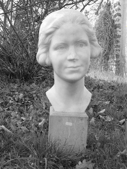 L. MALSERT 1923 Buste de jeune fille Marbre blanc. H. 53 cm