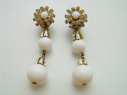 MIRIAM HASKELL Paire de pendants d'oreilles en métal doré, à décor de fleur retenant...