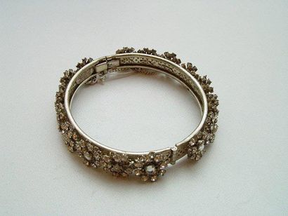 MIRIAM HASKELL Délicat bracelet en métal argenté guilloché, orné de boutons de fleurs...