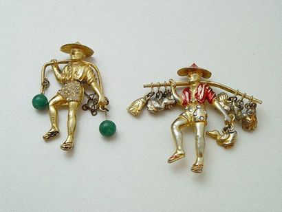 ANONYME Ensemble en métal doré, composé de 2 broches émaillées à décor de marchand...