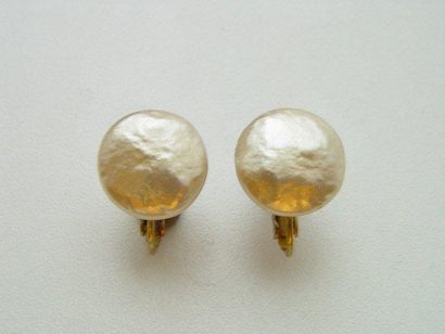 MIRIAM HASKELL Paire de boutons d'oreilles en métal doré, ornés d'une perle baroquée...