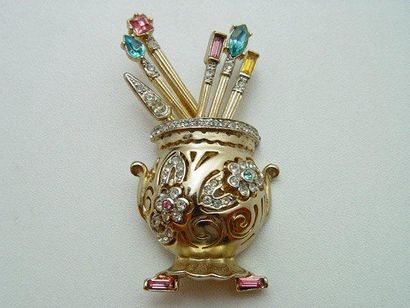 CORO CRAFT Broche en métal doré représentant un pot ajouré rehaussé d'un motif floral,...