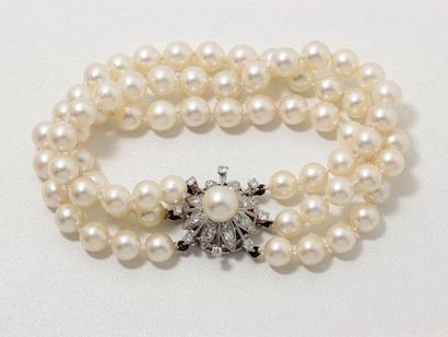 null Bracelet composé de 3 rangs de perles de culture d'environ 6.5 à 6.9 mm. Il...