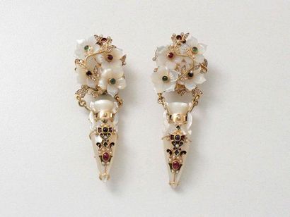 Percossi PAPI, attribué à Délicate paire de pendants d'oreilles en or, stylisant...