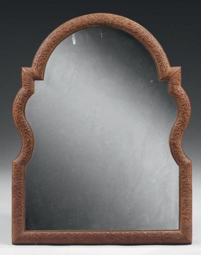  Beau miroir de table, en bois de Sainte Lucie (prunus) très finement sculpté à décor...