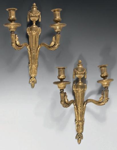 null Paire d'appliques à deux lumières en bronze ciselé et doré, fût à cannelures...