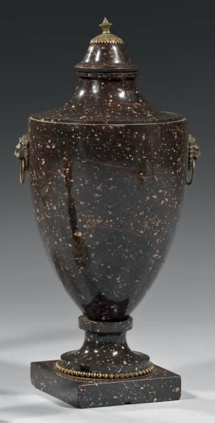  Rare vase couvert, à l'Antique, en porphyre de Suède, tourné. Il présente un couvercle...