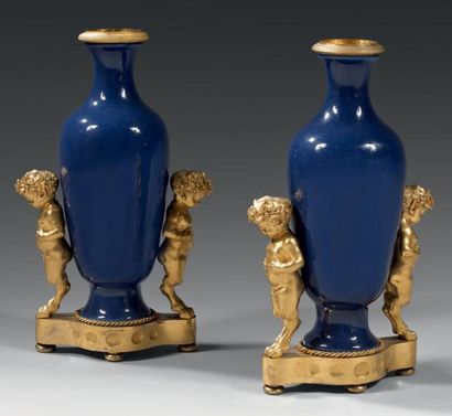 CHINE Paire de vases en porcelaine, à fond gros bleu. Cols évasés (un restauré)....